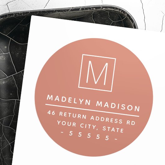 Modern monogram terracotta bruin retour adres ronde sticker