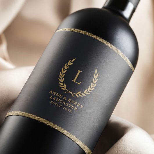 Modern Monogram Zwart & Goud Familienaam Trouwen Wijn Etiket