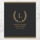 Modern Monogram Zwart & Goud Familienaam Trouwen Wijn Etiket (Enkel label)