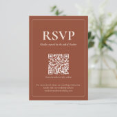 Modern Moody Wedding RSVP Card with QR code (Debout devant)