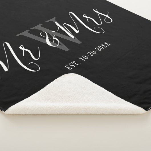 Modern Mr. en Mrs. Black Script Monogram Wedding Sherpa Deken (3/4)