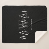 Modern Mr. en Mrs. Black Script Monogram Wedding Sherpa Deken (Voorkant (horizontaal))