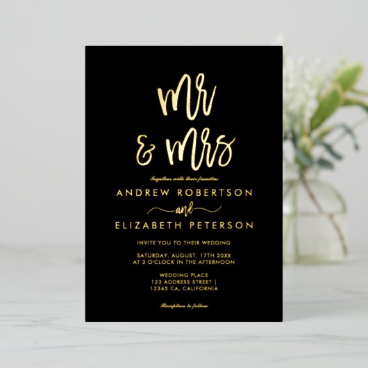 Modern Mr. Mrs script eenvoudig bruiloft goud Folie Uitnodiging (Staand Voorkant)