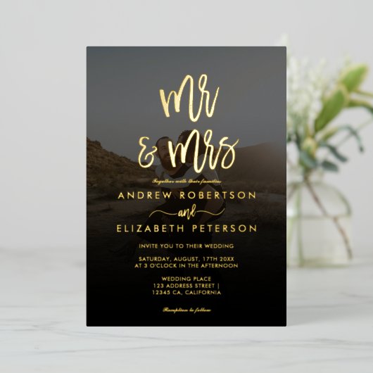 Modern Mr Mrs-script eenvoudig foto bruiloft goud Folie Uitnodiging (Staand Voorkant)