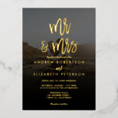 Modern Mr. Mrs. script simpele foto bruiloft goud Folie Uitnodiging (Voorkant)