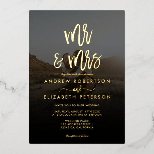 Modern Mr. Mrs. script simpele foto bruiloft goud Folie Uitnodiging (Voorkant)