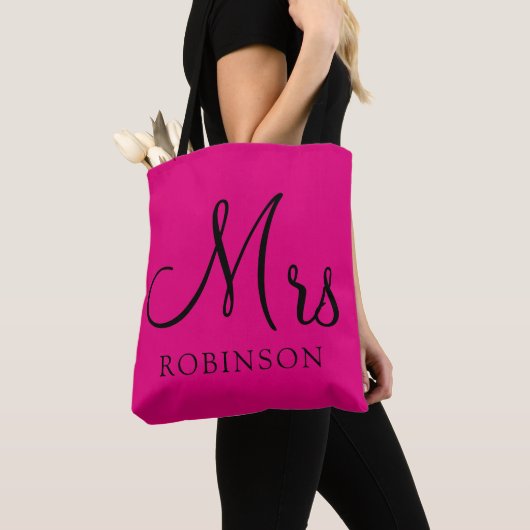 Modern Mrs Hot Pink Black Script Wedding Monogram Draagtas (Dichtbij)