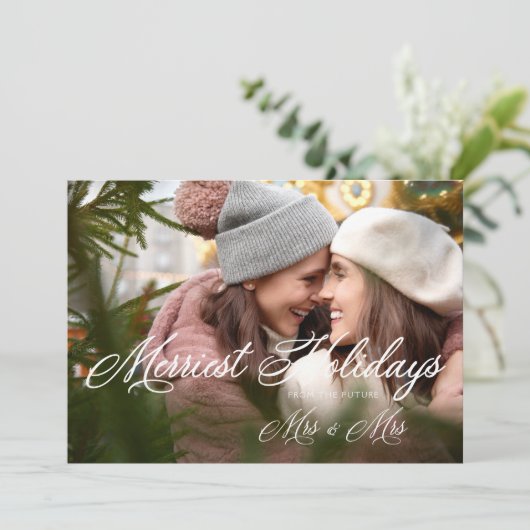 Modern Mrs. & Mrs Gelukkig Feestdagen Kerstmis Save The Date (Staand voorkant)