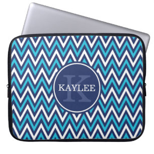 Modern Navy Aqua Blue Chevron en Monogram Laptop Sleeve