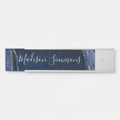 Modern Navy Blue Gold Agate Geode Feminine Script Deurbordje (Voorkant)