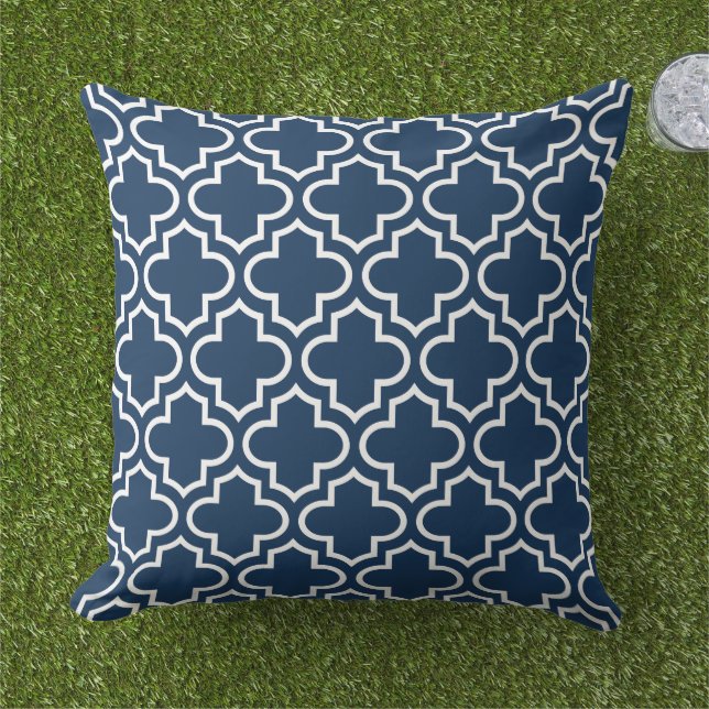 Modern Navy Blue Moroccan Quatrefoil Pattern Buitenkussen (Gras)
