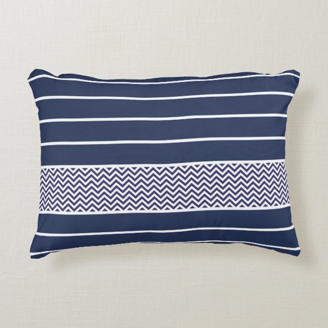 Modern Navy Blue White Stripes Chevron Pattern Accent Kussen (Voorkant)
