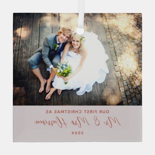 Modern Onze eerste Kerstmisfoto Glas Ornament (Achterkant)