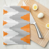 Modern Oranje en grijs Chevron striped pattern Theedoek (Quarter Fold)