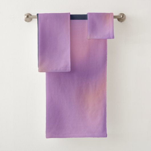 Modern Paars en roze draaiend abstract ontwerp Bad Handdoek (Insitu)