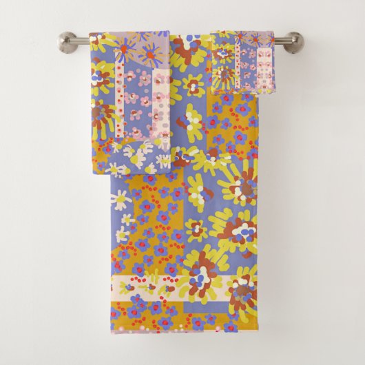 Modern Patchwork Daisy Flowers op Periwinkle Bad Handdoek (Insitu)