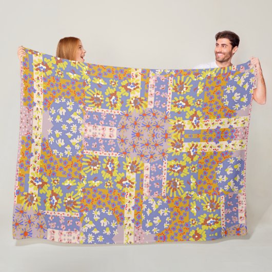 Modern Patchwork Daisy Flowers op Periwinkle Fleece Deken (In situ)