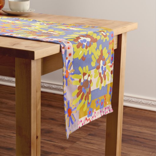 Modern Patchwork Daisy Flowers op Periwinkle Korte Tafelloper (Voorbeeld)