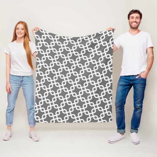 Modern patroon met grijs en wit fleece deken (In situ)