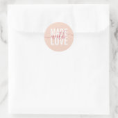 Modern perzik wit script gemaakt met liefde verpak ronde sticker (Tas)