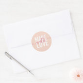 Modern perzik wit script gemaakt met liefde verpak ronde sticker (Envelop)