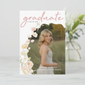Modern Photo Floral Graduation Party Invitation (Debout devant)