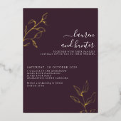 Modern Plum Paars Script Botanical Wedding Gold Folie Uitnodiging (Voorkant)