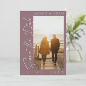 Modern Plum Paars Script Photo Wedding Save The Date (Staand voorkant)