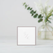 Modern Pur Grey White Monogram Visitekaartje (Staand voorkant)