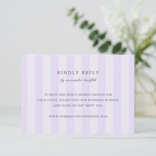Modern Purple Stripes Elegant Wedding RSVP Card (Debout devant)