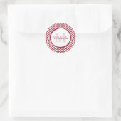 Modern Red and White Scallops Monogram en Naam Ronde Sticker (Tas)