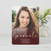 Modern rood bogundy script 2 foto's afstuderen aankondiging (Staand voorkant)