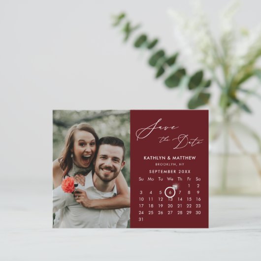 Modern Rood Elegant Script Photo Save the Date Aankondigingskaart (Staand voorkant)