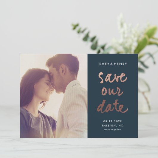 Modern roos gouden script save the date (Staand voorkant)