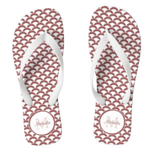 Modern Rosy Brown White Scallops Monogram en Naam Teenslippers