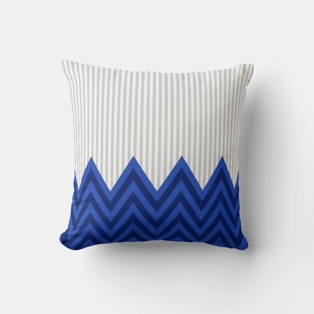 Modern Royal Blue Chevron Gray Stripes Pattern Kussen (Voorkant)