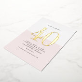 Modern Roze en Wit 40e Verjaardag Gouden folie Folie Uitnodiging (Gedraaid)