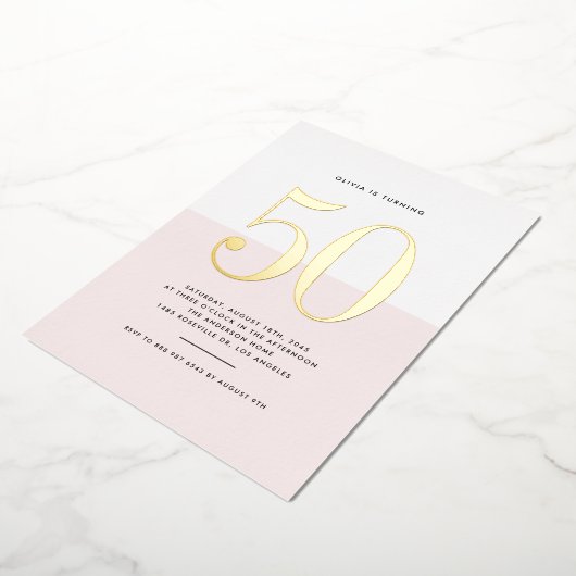 Modern Roze en Wit 50e Verjaardag Gouden Folie Folie Uitnodiging (Gedraaid)