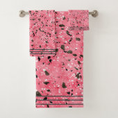 Modern Roze en Zwart Terrazzo Bad Handdoek (Insitu)