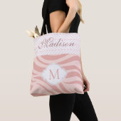 Modern roze Geometric Zebra Trendy Monogram Draagtas (Dichtbij)