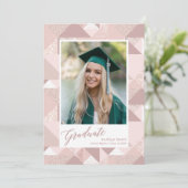 Modern roze glitter Script Girl Photo Afstuderen Aankondiging (Staand voorkant)
