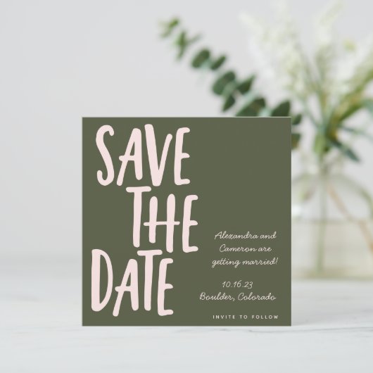 Modern roze olijfgroen handschrift bruiloft save the date (Staand voorkant)