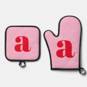 Modern Roze Rood Monogram Initiaal Gepersonaliseer Ovenwant & Pannenlap Set (Voorkant)
