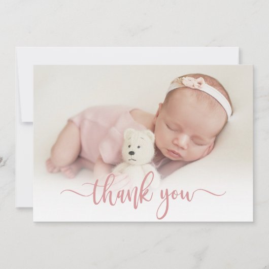 Modern roze script pasgeboren Baby foto dank u Bedankkaart (Voorkant)
