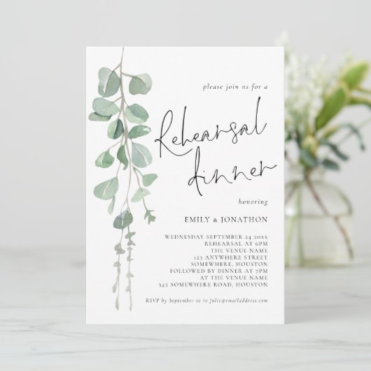 Modern Sage Eucalyptus Script Rehearsal Dinner Kaart (Staand voorkant)