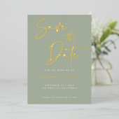 Modern Sage Gold Calligraphy Script Wedding Folie Uitnodiging (Staand Voorkant)