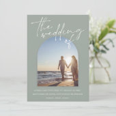 Modern Sage Green Arch Initiaal Photo Wedding Kaart (Staand voorkant)