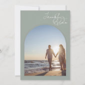 Modern Sage Green Arch Initiaal Photo Wedding Kaart (Achterkant)