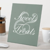 Modern Sage Green Elegant White Script Wedding Reclamebord Met Voetstuk (Insitu)