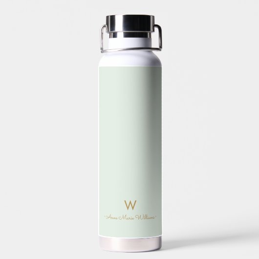 Modern Sage Green Gold Script Monogram Waterfles (Achterkant)